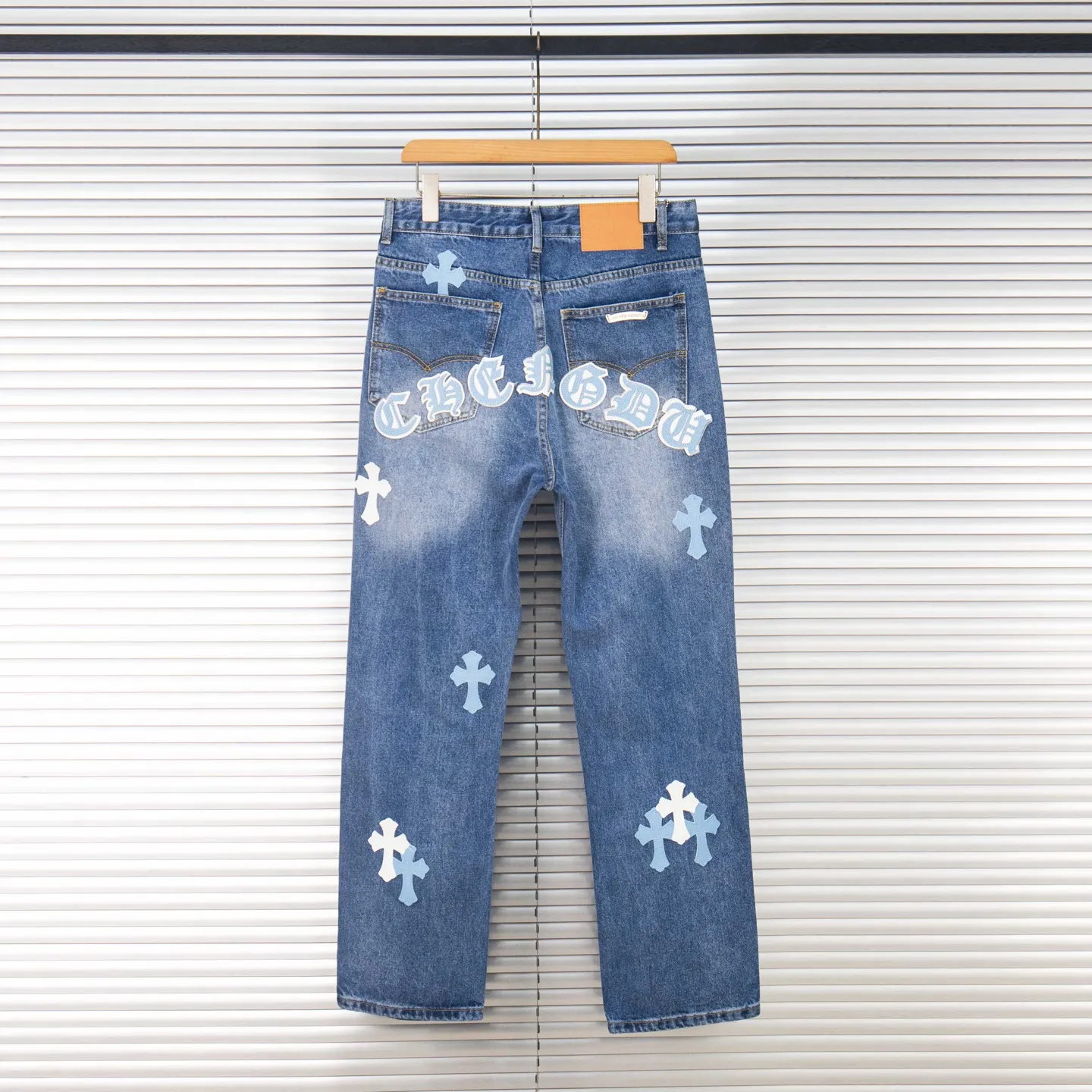 P260 Chrome Hearts light blue pants, Sanskrit blue and white patchwork leather jeans. CH jeans need to be washed and then disassembled and hand-stitched with sheepskin cross leather and then spliced ​​together. The whole piece has too many craftsmanship to explain. The patchwork cross pattern is embellished, and the high-waisted washed jeans! ! Absolutely high-end luxury products, god-level single products and super popular products, made with top heavy industry, a must-see magic weapon. Customized hardware. The fabric is thick and soft after washing. It has good breathability. Customized small leather label. Unique design. The details are simple and elegant, and the workmanship is exquisite. The entire trousers are neatly routed and the details are in place! It’s so cool that both men and women can easily control the genderless trend! Style number: 1805# Color: blue Size: 28 30 32 34